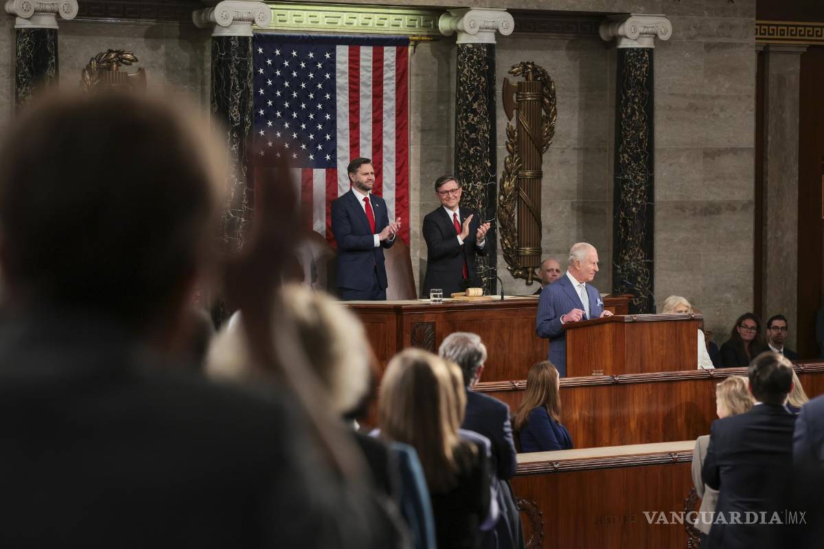 $!El rey Carlos III de Gran Bretaña es aplaudido por el vicepresidente de EU, JD Vance, y el presidente de la Cámara de Representantes, Mike Johnson.