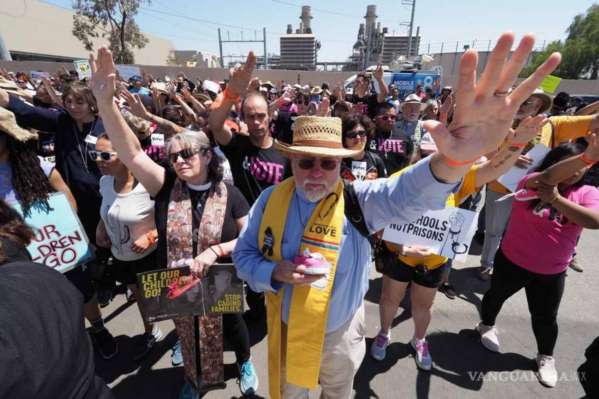 ‘¡Liberen a los niños!’, gritan en la cárcel para indocumentados en EU