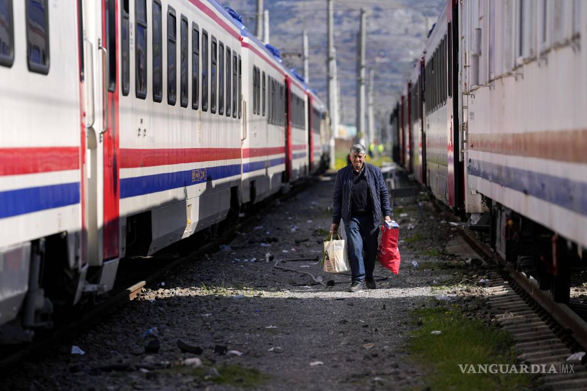 $!Un hombre camina entre vagones de trenes usados como refugios, en la ciudad de Alejandreta.