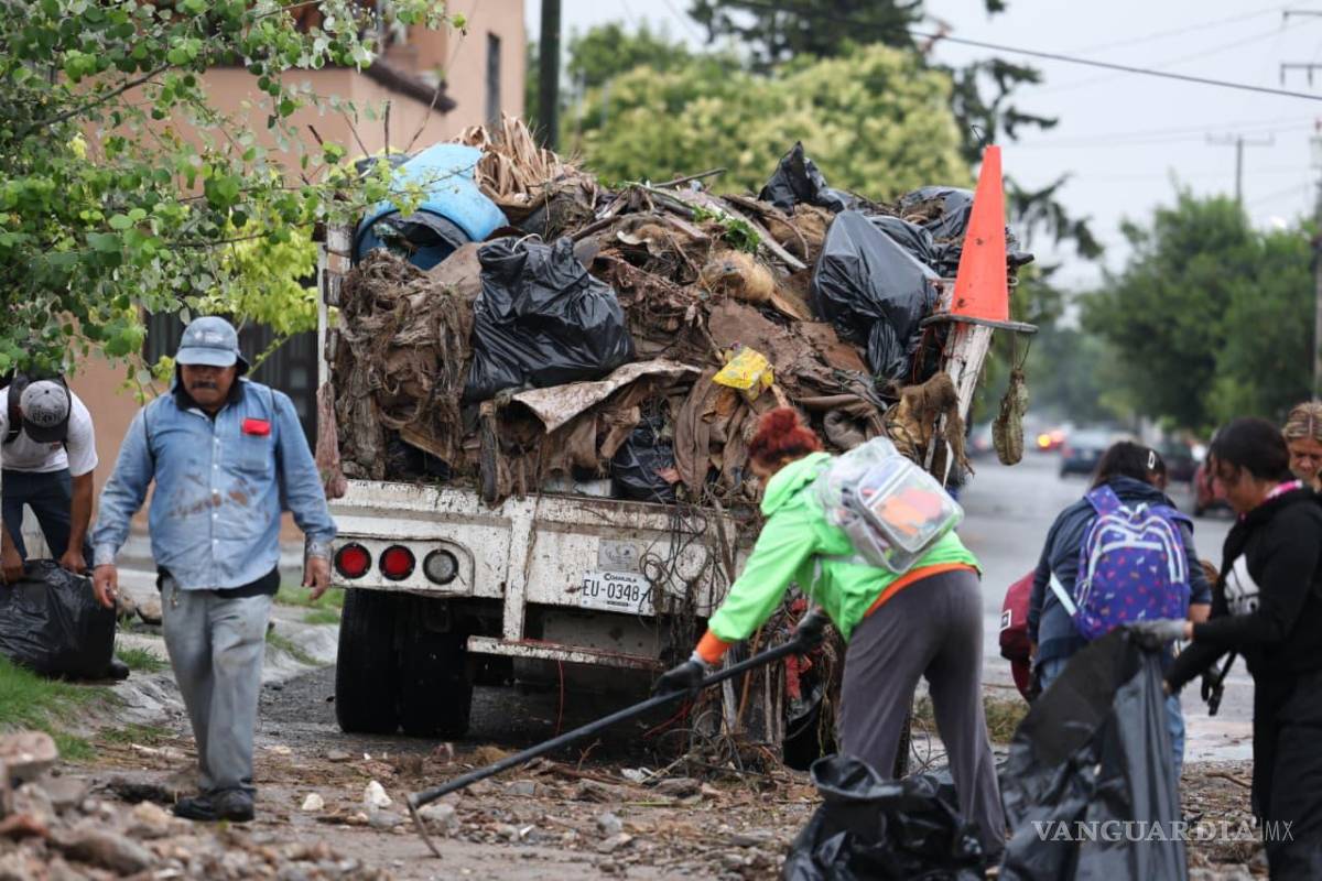 $!Personal municipal realizó labores de limpieza y retiro de escombro en distintos puntos de la ciudad.