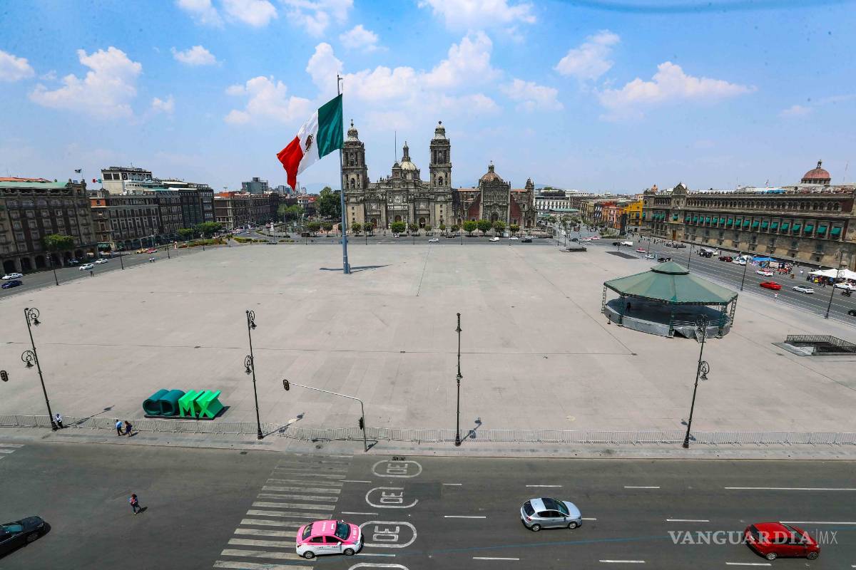 $!Coronavirus: El emblemático Zócalo de Ciudad de la CDMX luce desértico por el COVID-19