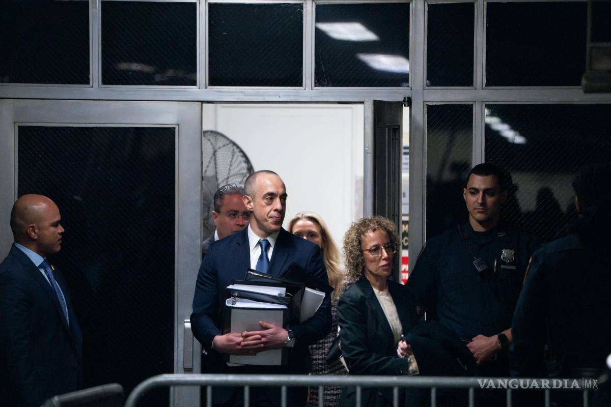 $!Susan Necheles, derecha, y Emil Bove, abogados del expresidente Donald Trump, fuera del el Tribunal Penal de Manhattan.