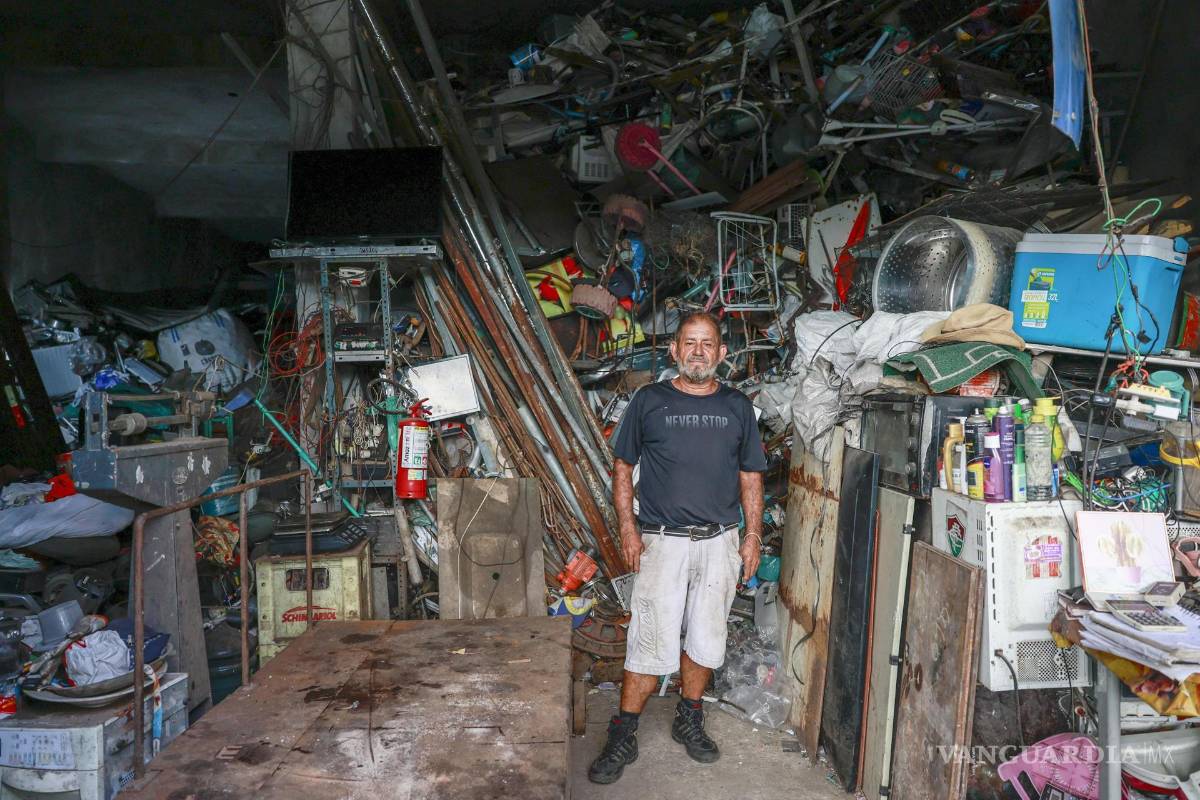 $!Deusdete Souza conocido como Beto Sucuta 'Chatarra' posa junto a objetos reciclables este jueves en Belém, Brasil.