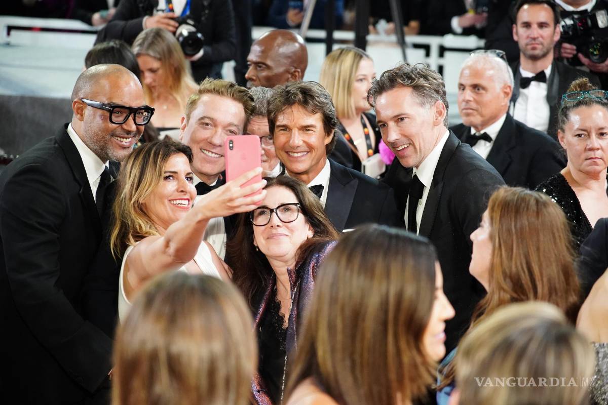 $!El actor estadounidense Tom Cruise (c) posa para una selfie con invitados en la proyección de ‘Top Gun: Maverick’ en el Festival de Cine de Cannes.