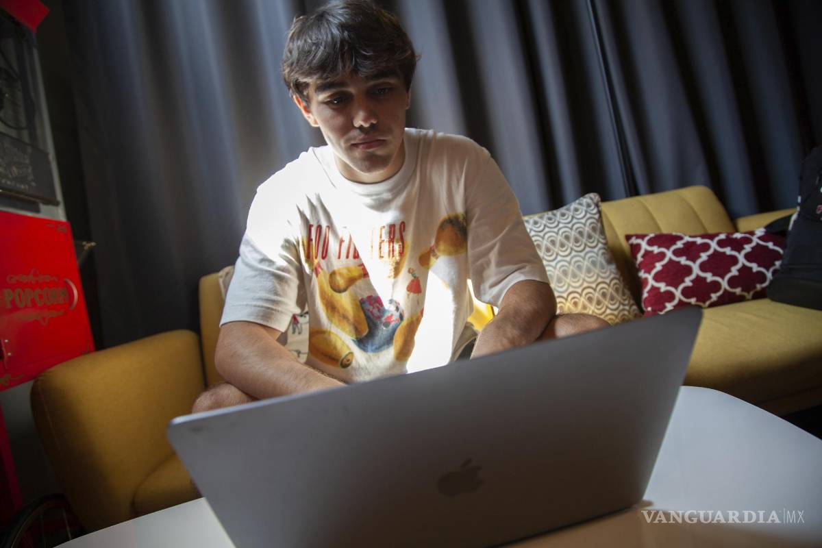 $!Bruce Perry, de 17 años, muestra como emplea la IA en su computadora. Más del 70% de los adolescentes han usado asistentes de IA y la mitad recurre a ellos con regularidad.