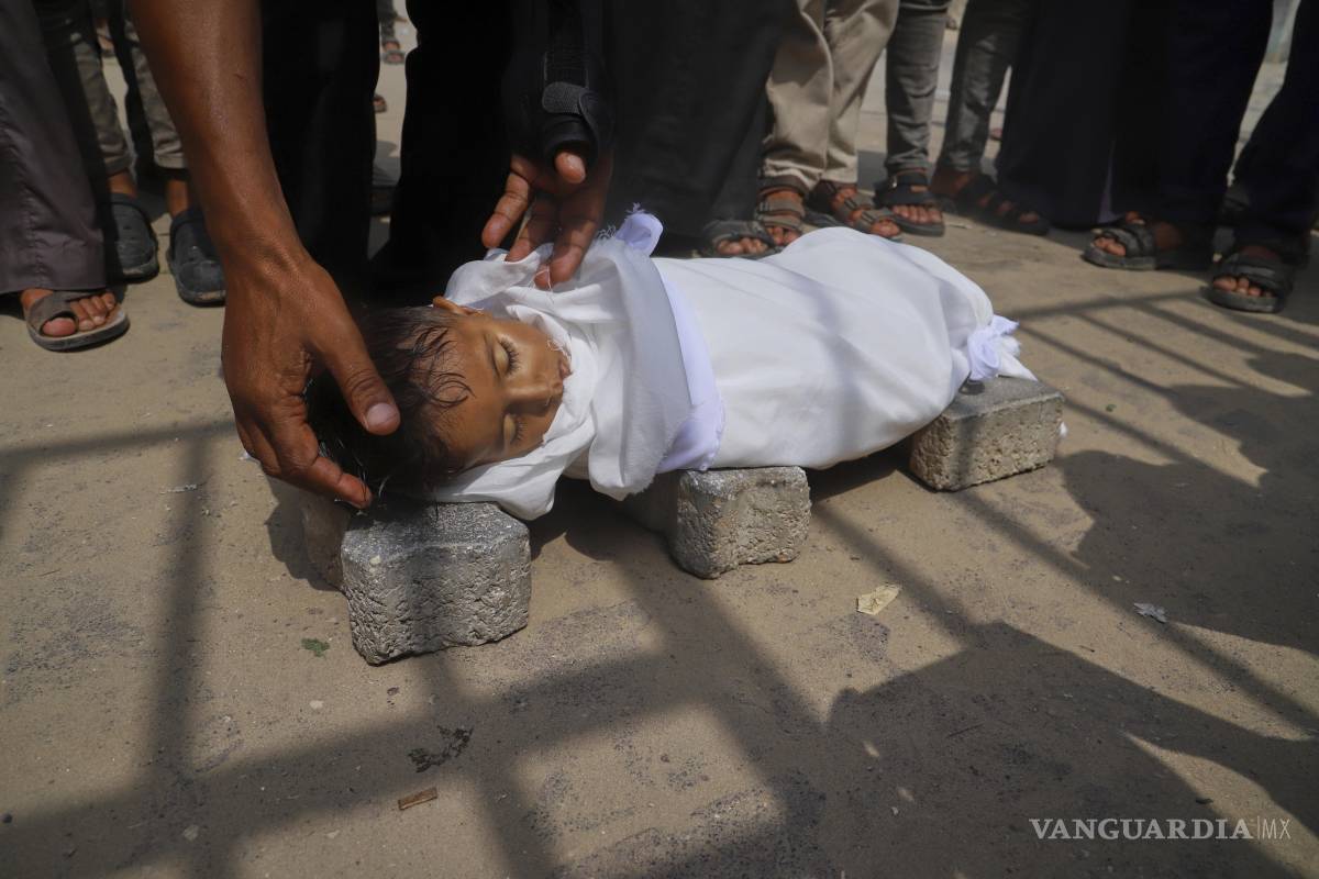 $!El cuerpo de Jamal al-Najjar, de 5 años, es depositado sobre ladrillos antes de la oración fúnebre tras su fallecimiento en el Hospital Nasser de Khan Younis.