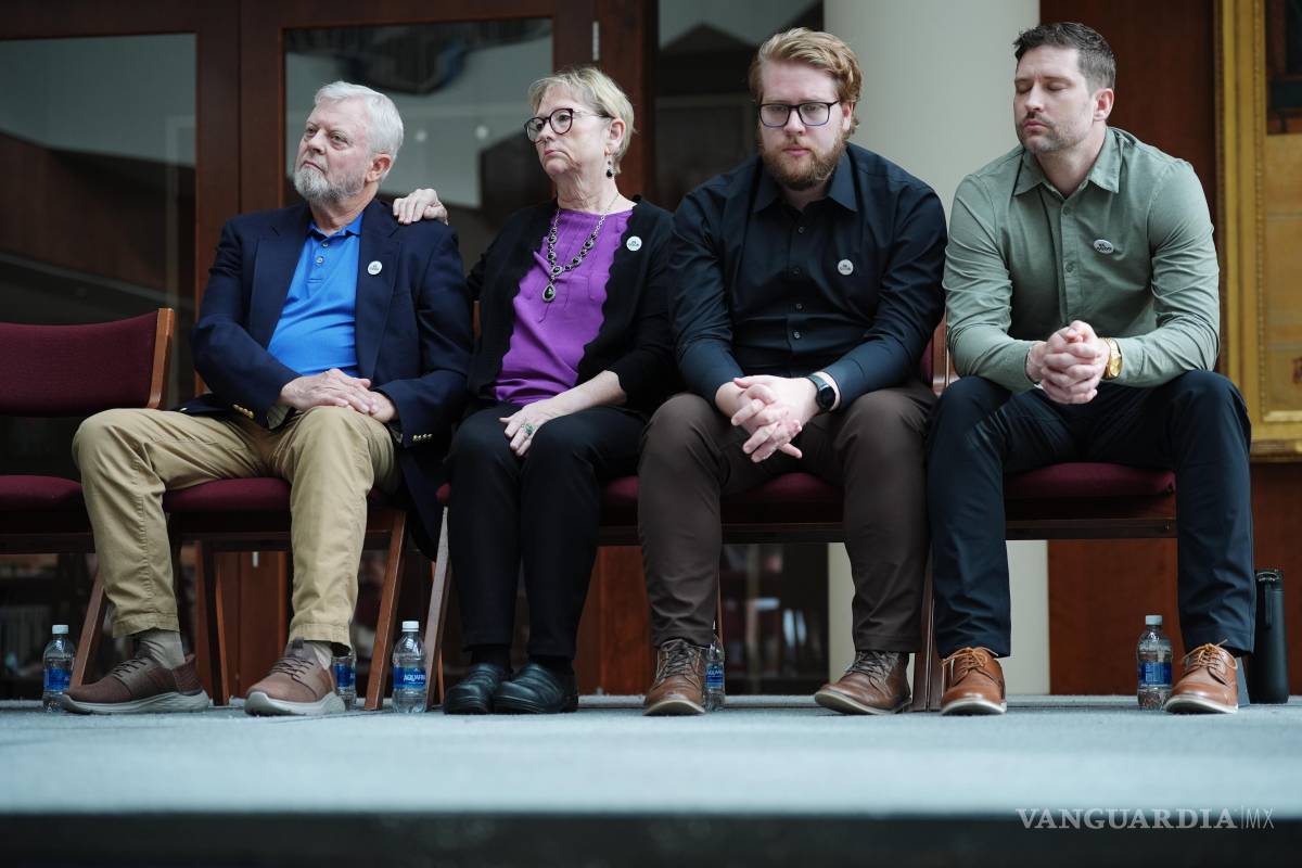 $!La familia de Renee Good en una conferencia de prensa tras haber demandado al gobierno de Estados Unidos y a varios funcionarios de inmigración.