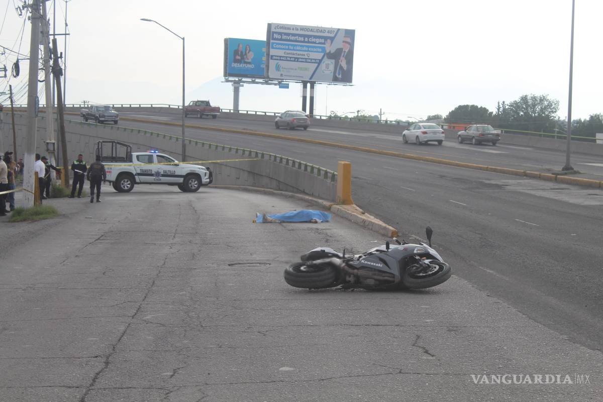 Muere motociclista al chocar contra base de puente en Saltillo
