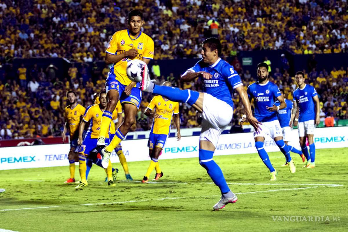 Cruz Azul sale con vida del Volcán, empata ante Tigres