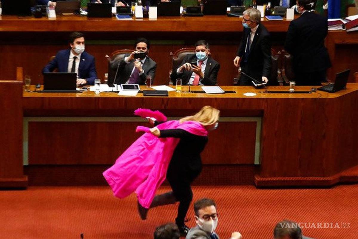 Diputada de Chile corre como Naruto en el parlamento para celebrar aprobación de proyecto