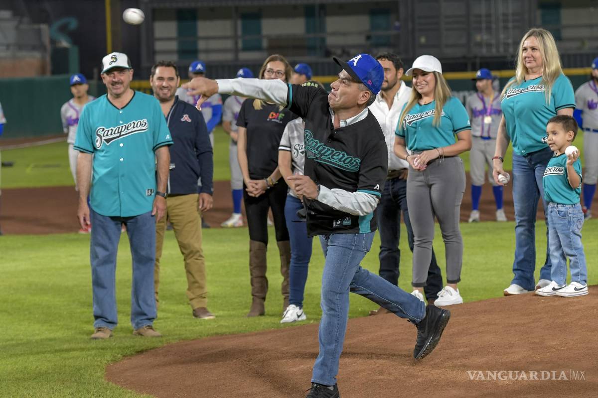 $!El gobernador del estado se encargó de arrojar la pelota que anunciaba el arranque del Partido con Causa.
