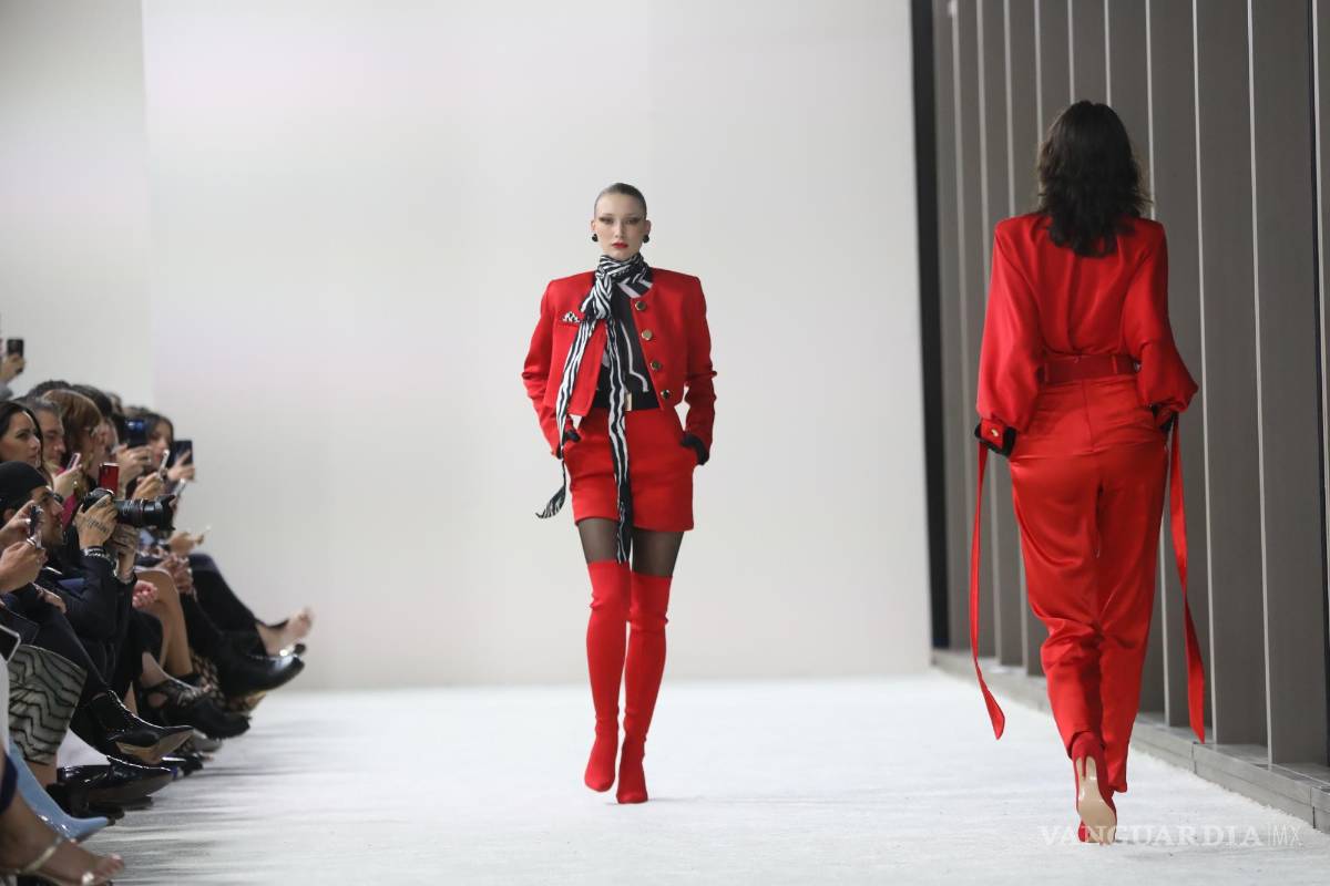 $!Modelos lucen creaciones del diseñador mexicano Alfredo Martínez en el segundo día de actividades del Mercedes-Benz Fashion Week, en Ciudad de México.