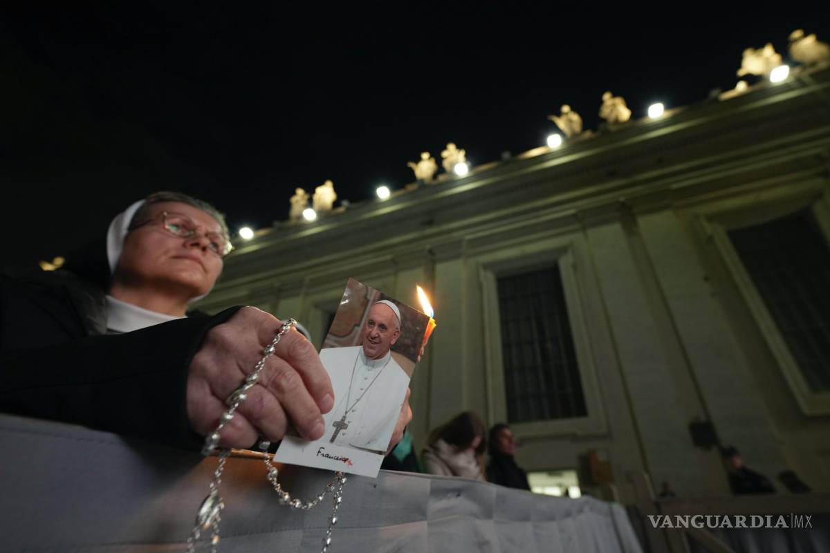 $!Personas rezan el rosario por la salud del papa Francisco en la Plaza de San Pedro del Vaticana.