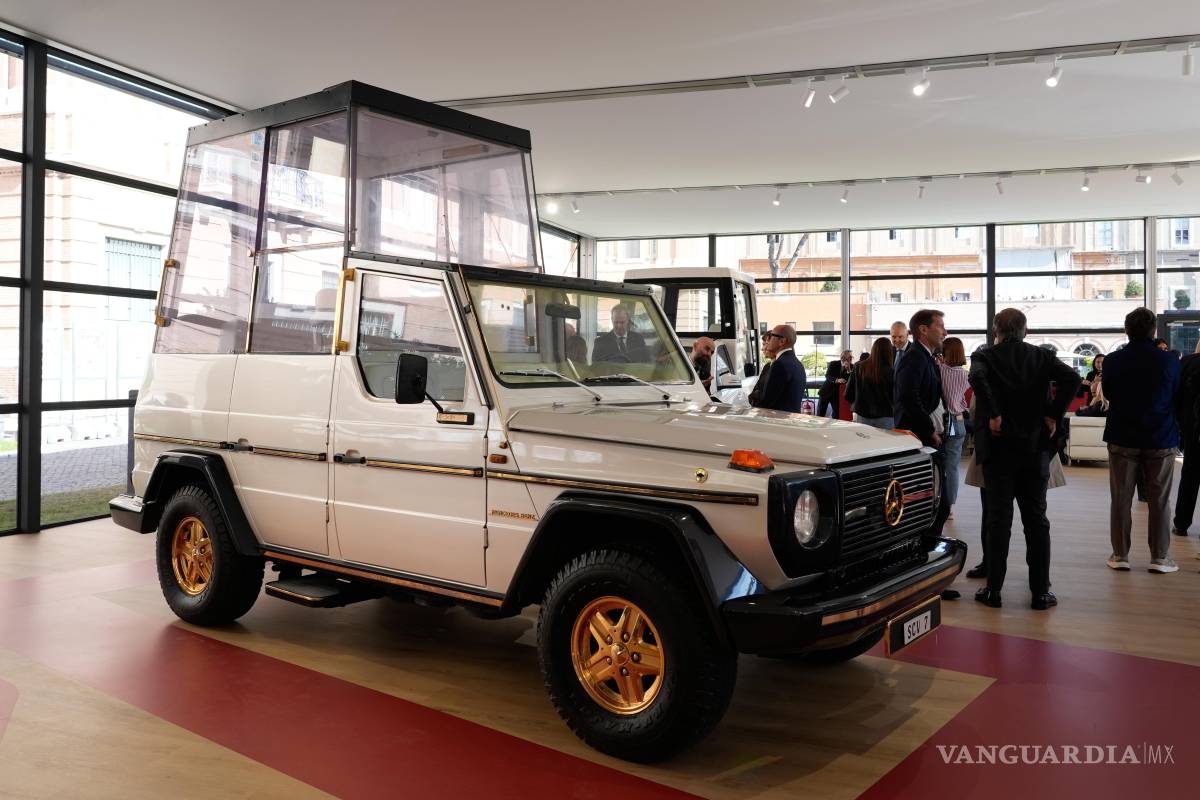 $!Un papamóvil utilizado por sucesivos papas se exhibe en “Un siglo de papamóvil”, una muestra que recorre 100 años de transporte papal en los Museos Vaticanos.