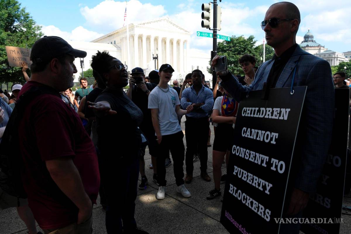 $!Un hombre sostiene una pancarta que dice los niños no pueden consentir a los bloqueadores de la pubertad, durante una manifestación en Washington.