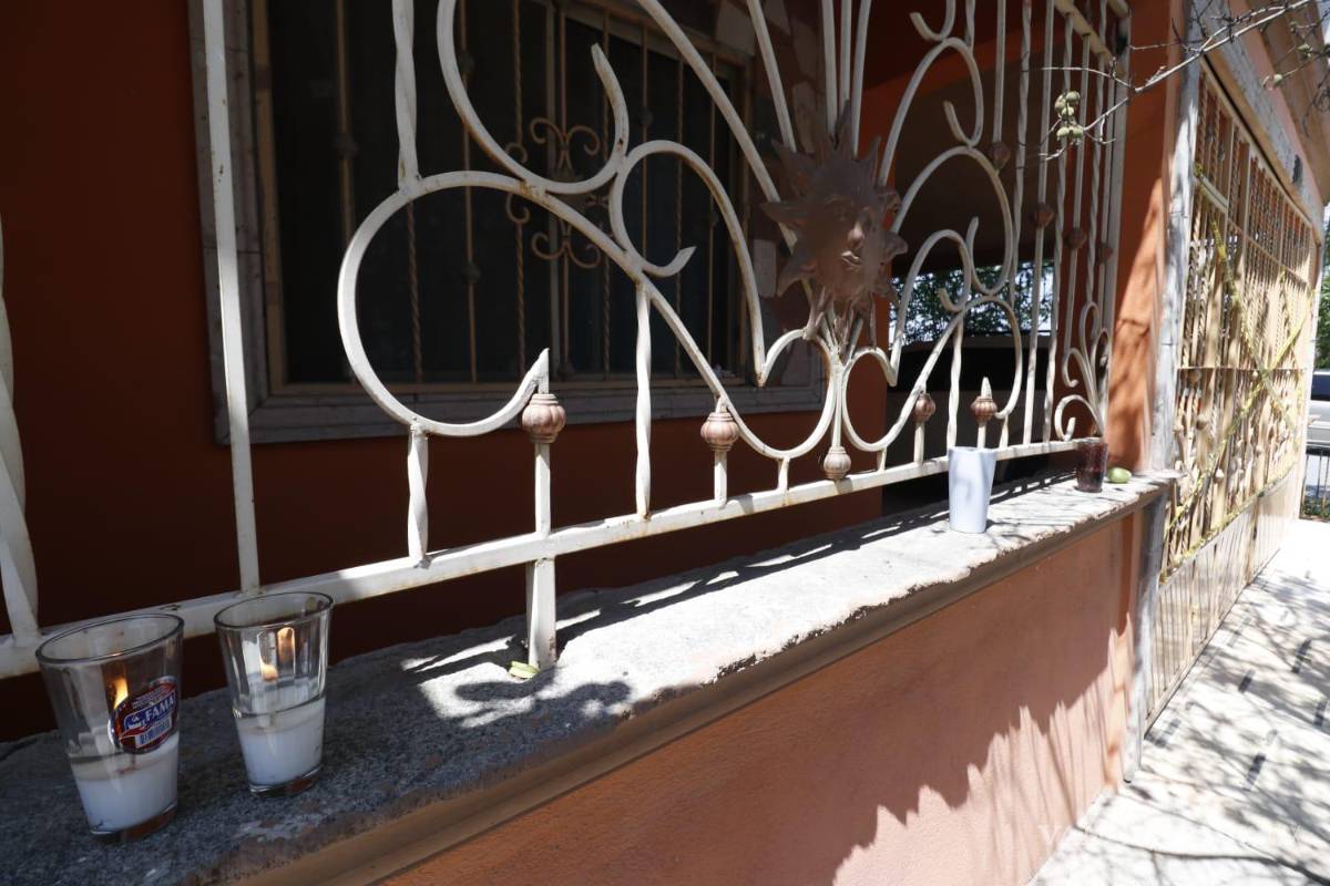 Saltillo: familiares de Susana ponen velas en sitio de feminicidio, no pueden creer tragedia