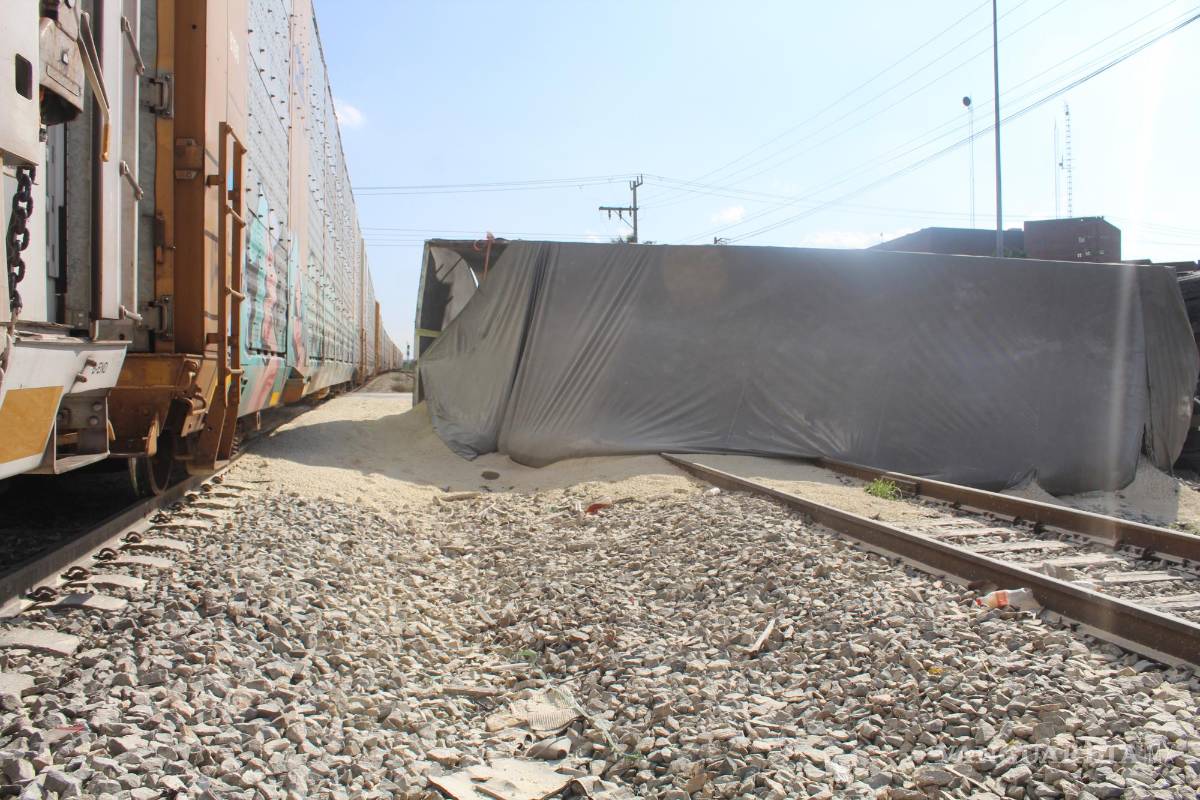 Locomotora embiste y vuelca a tráiler que se le atravesó en Saltillo (VIDEO)