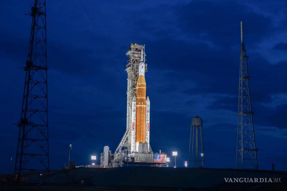 $!Wl cohete Artemis II SLS con la nave espacial Orion instalados e iluminados en el Complejo de Lanzamiento 39B del Centro Espacial Kennedy de la NASA en Florida .