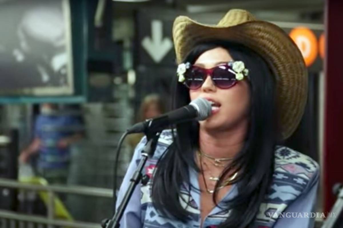 Miley Cyrus y Jimmy Fallon dan concierto sorpresa en metro de NY