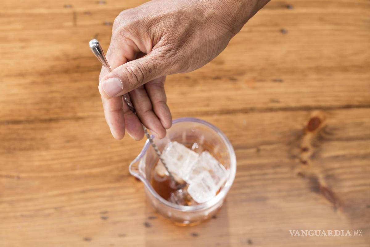 $!A casi todos los cocteles con un toque especial se les da vida cuando revolvemos sus ingredientes con hielo en un vaso mezclador.