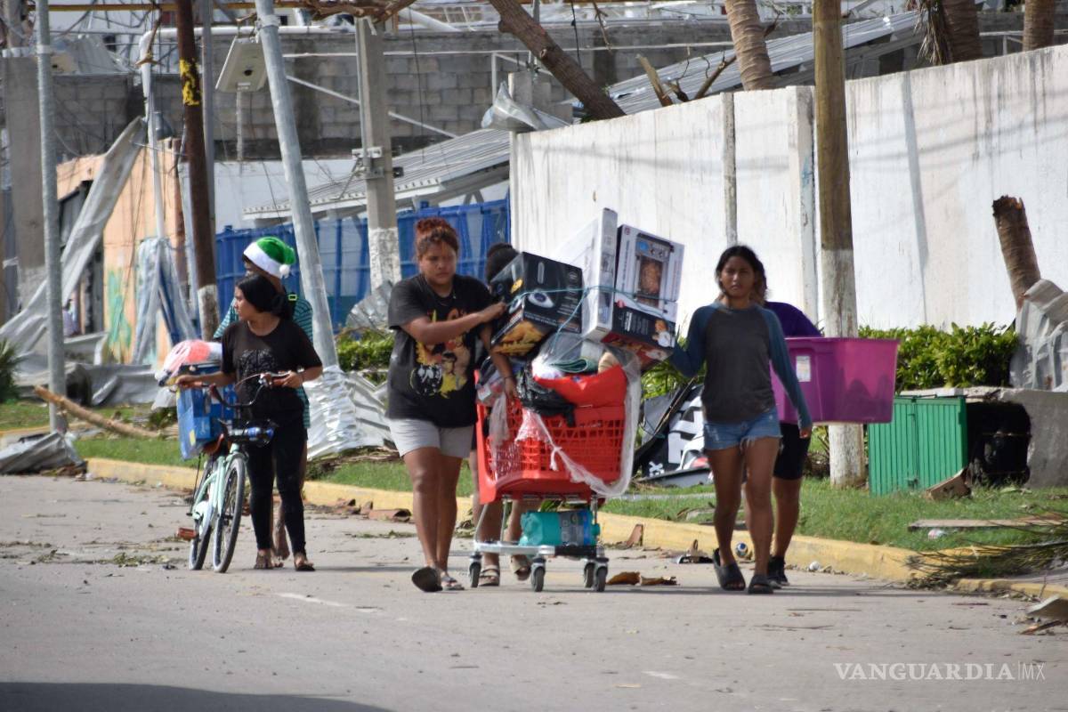 $!Tras el paso del Huracán categoría 5 ‘Otis’ se pudo observar a personas que no solo optaron por saquear productos de la canasta básica.