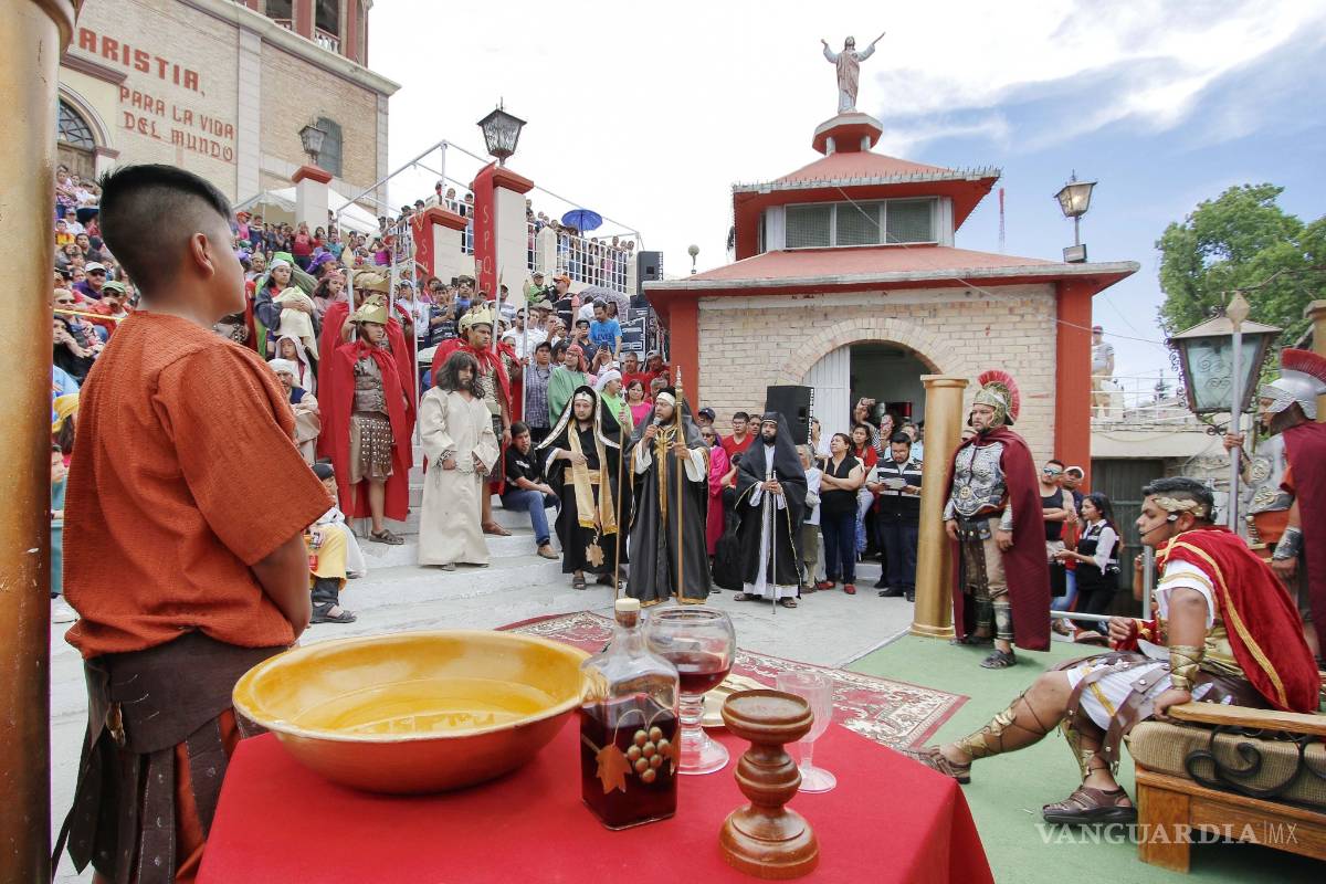 $!En Saltillo acuden más de 12 mil personas al Vía Crucis del Ojo de Agua