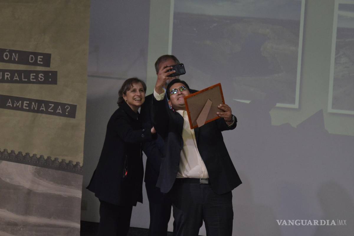 $!La periodista Carmen Aristegui, el embajador Wolfgang Dold, y el fotoperiodista Omar Saucedo.