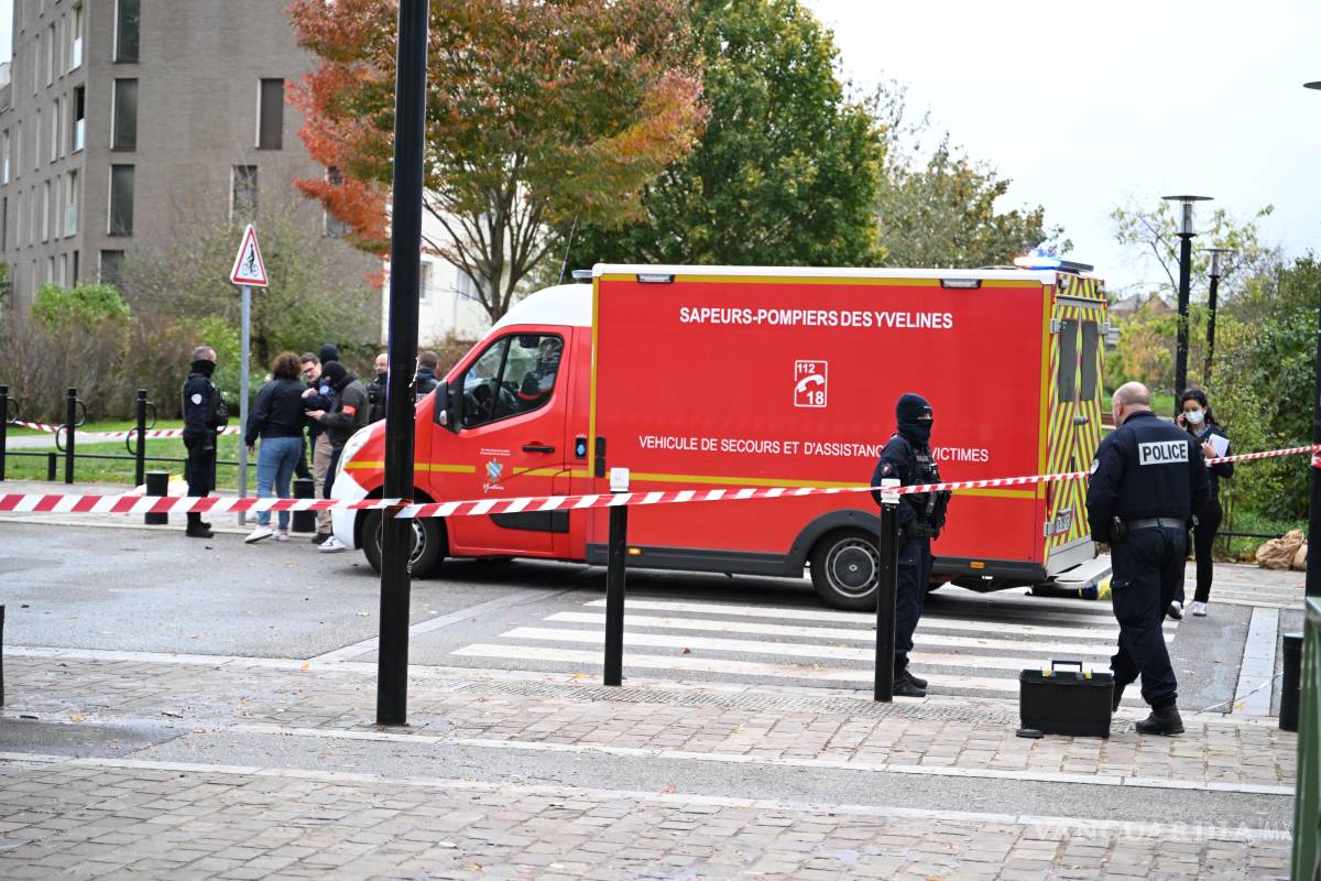 $!La policía permanece cerca de un parque tras un tiroteo en Trappes, a las afueras de París, el viernes 23 de octubre de 2026.