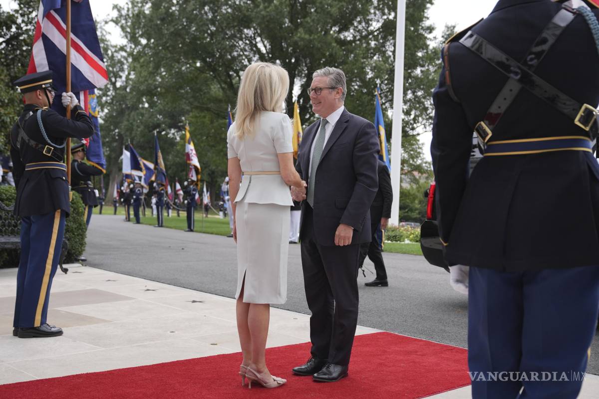 $!El primer ministro británico, Keir Starmer arriba la Casa Blanca. Varios mandatarios europeo sasisten en las conversaciones en Washington.