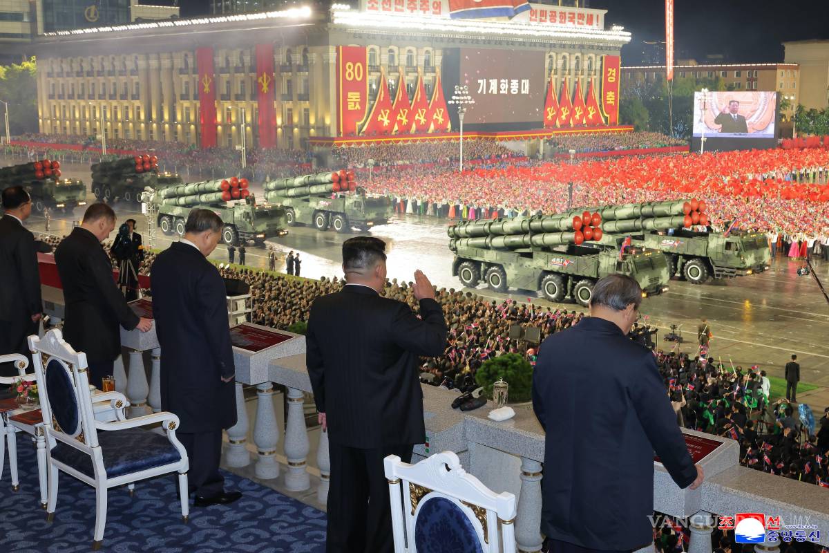 $!El líder norcoreano Kim Jong-un observa el desfile militar que conmemora el 80 aniversario de la fundación del gobernante Partido de los Trabajadores.