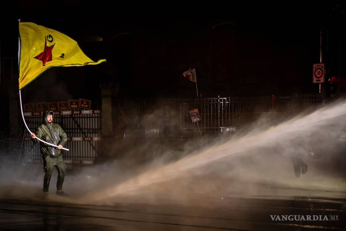 $!Un manifestantes se enfrentan a la policía en una protesta contra el Foro Económico Mundial y la visita de Donald Trump a Suiza.