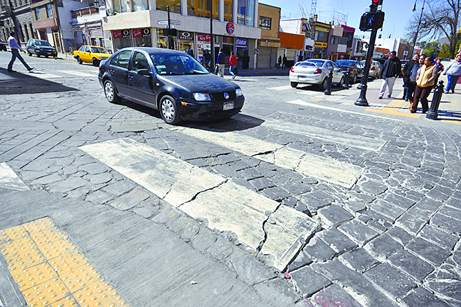 Crece bache igual que la indiferencia del Municipio de Saltillo