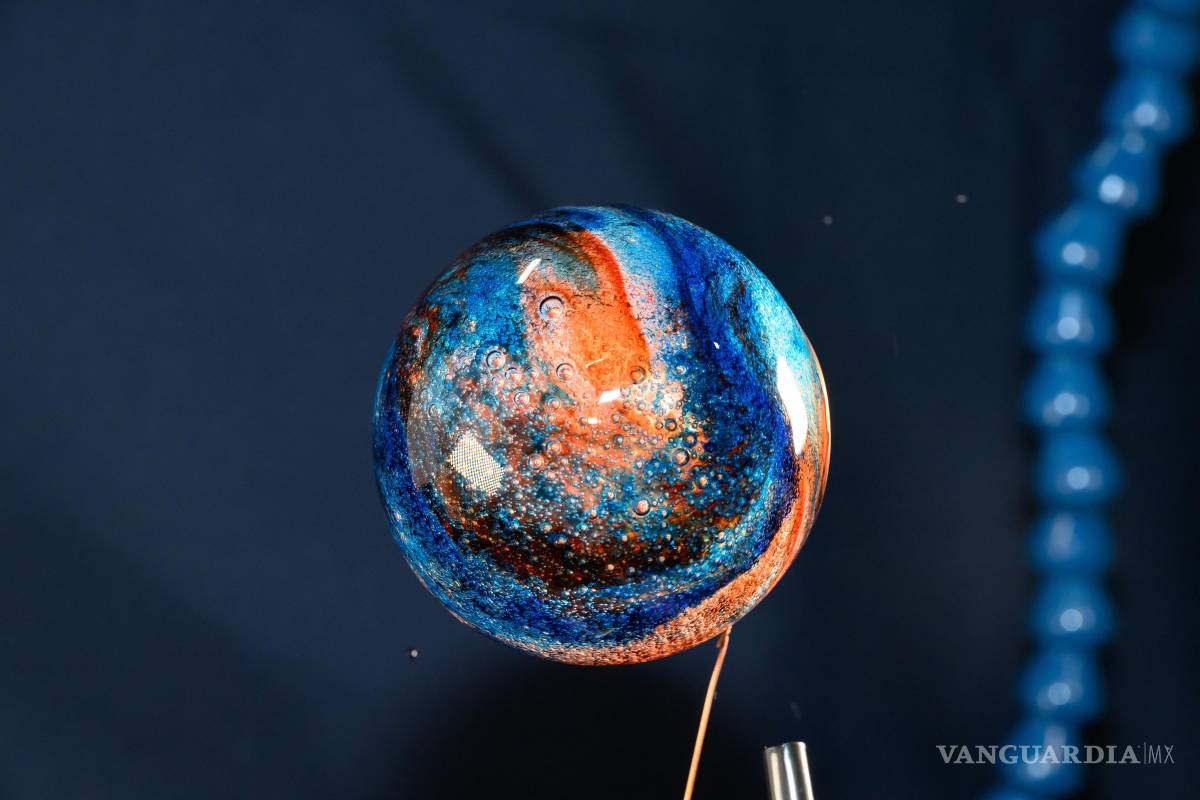 $!Don Pettit inyectó colorante alimentario en una esfera de agua en la Estación Espacial Internacional, creando un glóbulo que se parecía un poco al planeta Júpiter, o a una preciosa canica.