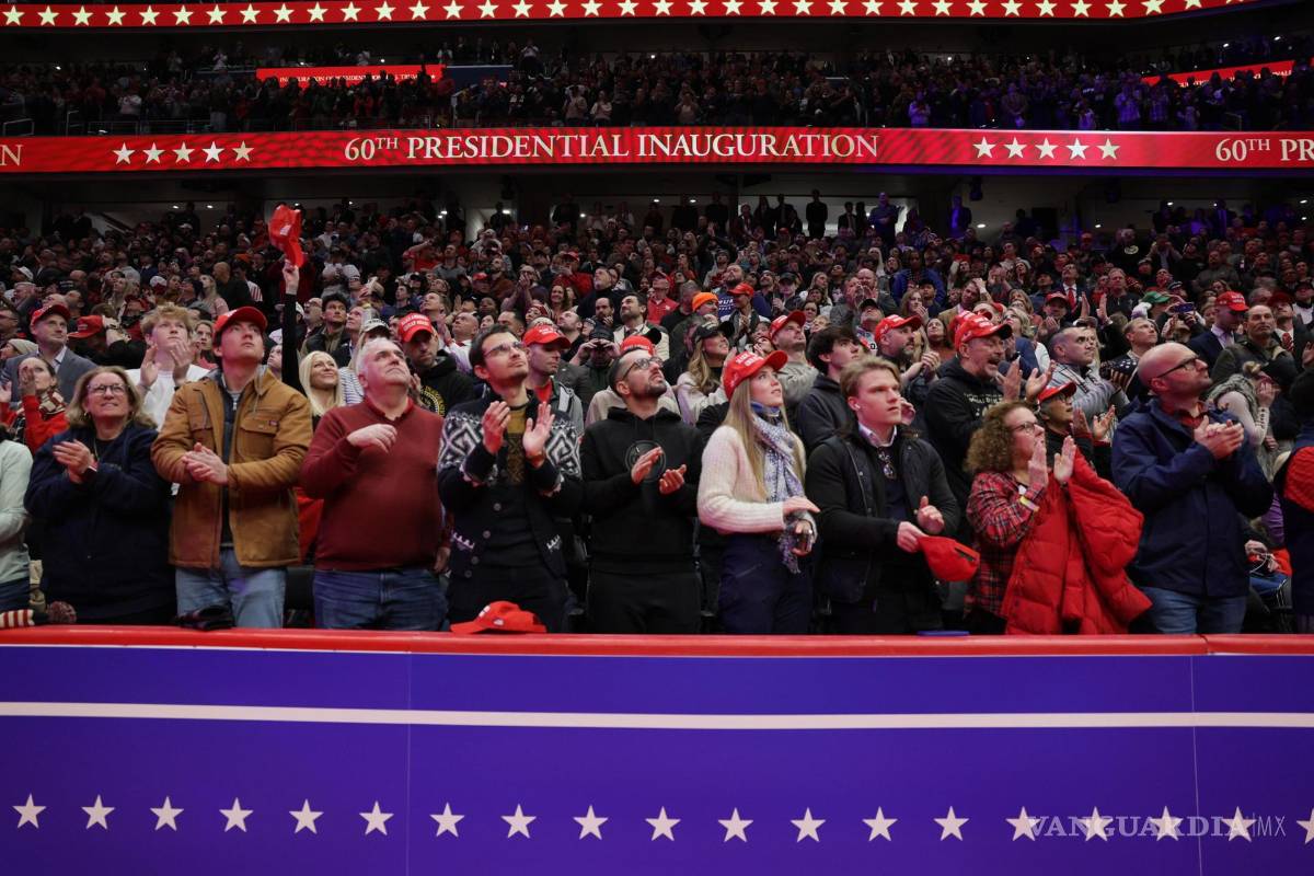 $!Los invitados observan desde el interior del Capitol One Arena la juramentación del presidente electo de Estados Unidos, Donald Trump, en Washington.