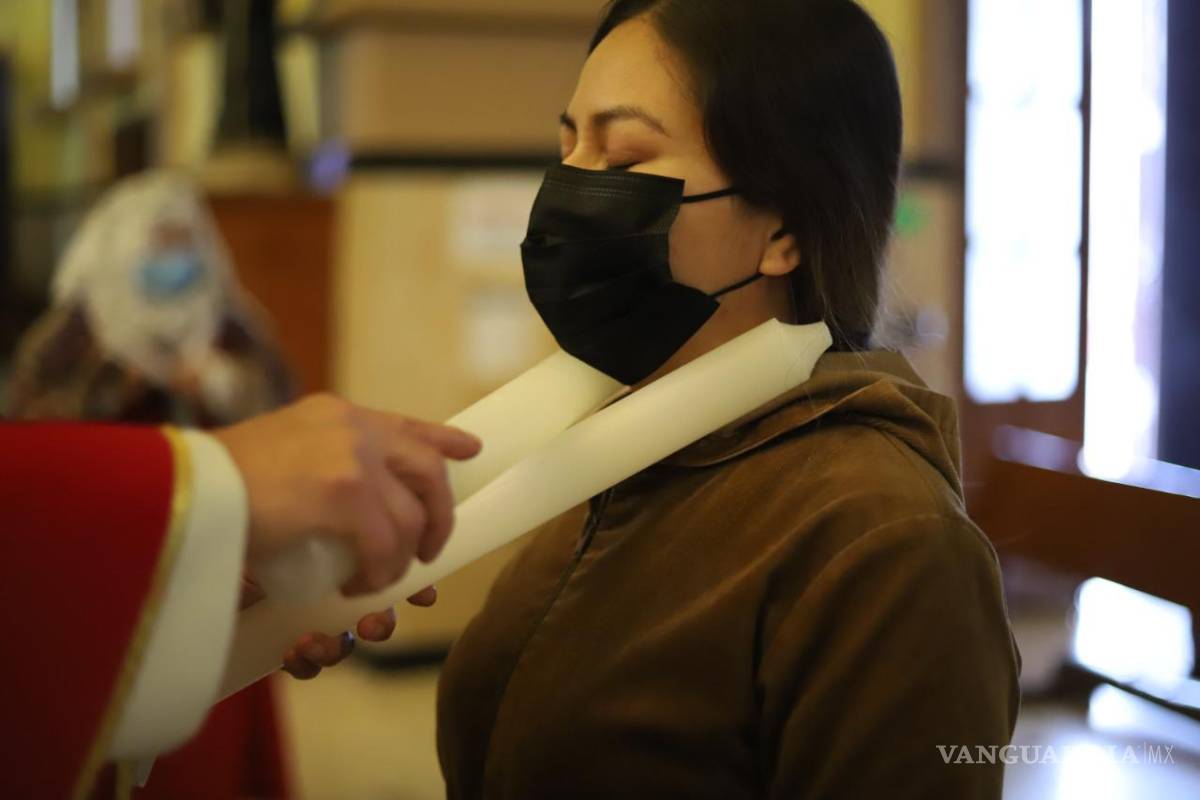 Realizan bendición de gargantas en Saltillo; ‘también es vacuna contra el COVID-19’, dicen feligreses