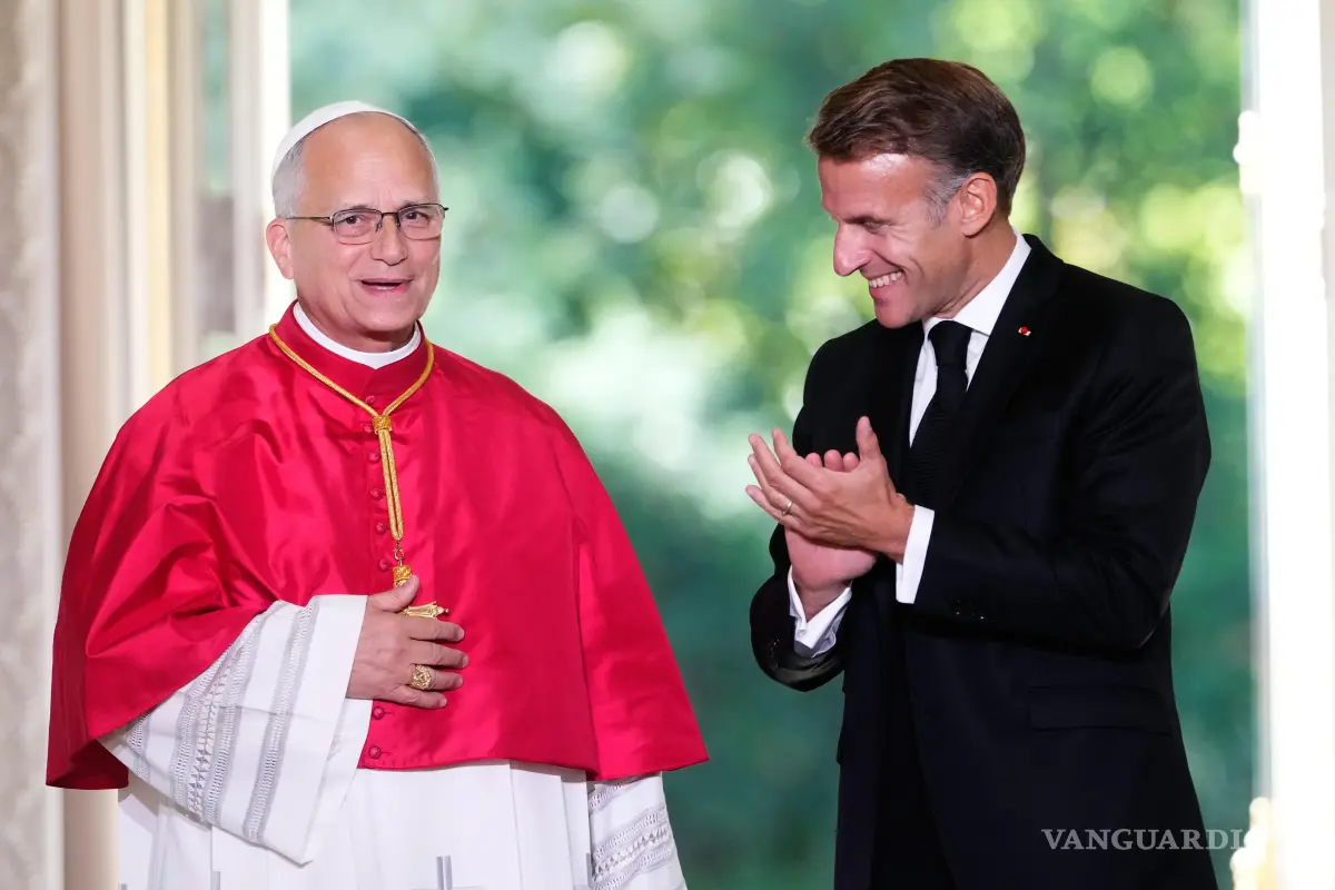 $!El papa León XIV, izquierda, y el presidente francés, Emmanuel Macron, asisten a una declaración conjunta en el Palacio del Elíseo.