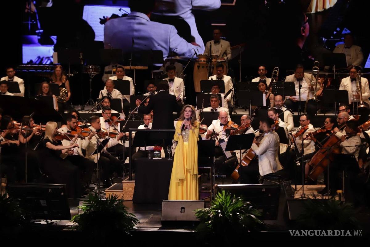 $!Pineda estuvo acompañada por la Orquesta Filarmónica del Desierto.