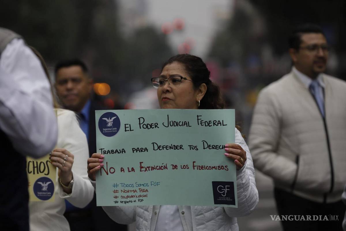 $!Manifestación de trabajadores de la Suprema Corte de Justicia de la Nación para exigir derechos laborales y contra la desaparición de 13 fideicomisos.