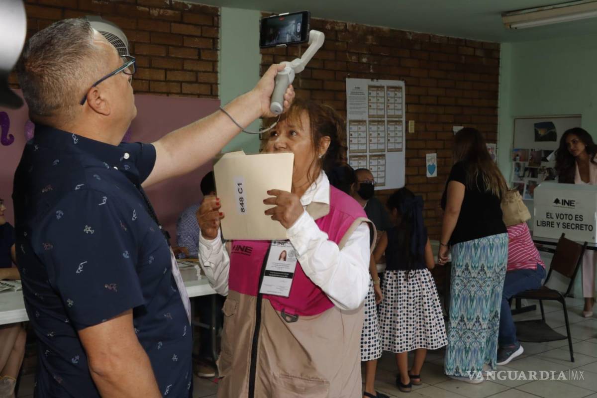 $!Zulema Arellano Moreno, responsable de casilla del INE, sacó a fotógrafos y camarógrafos del interior de una casilla.