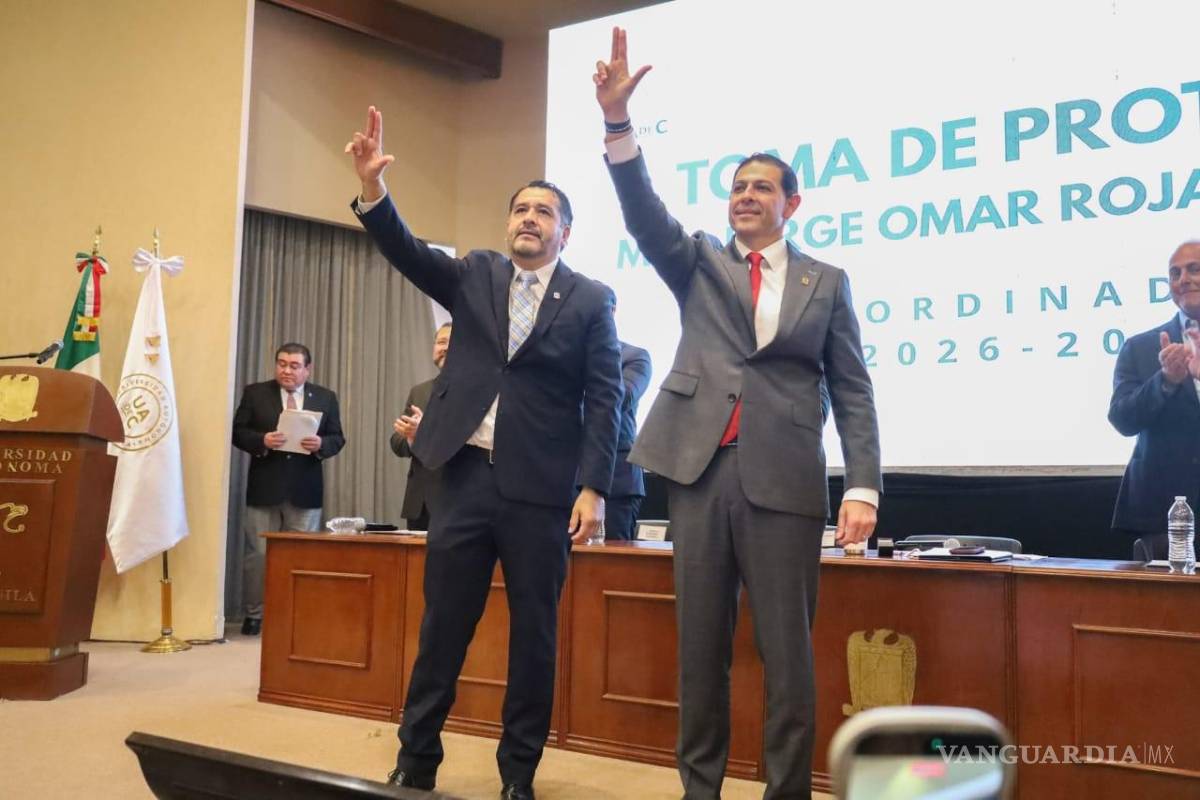 $!Autoridades universitarias, estatales y municipales acompañaron la ceremonia celebrada en el Aula Magna del Centro Cultural Universitario “Braulio Fernández Aguirre”.