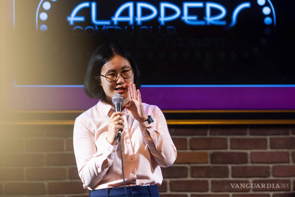$!Corinna Yee durante una actuación en Stand Up For Climate, un show de comedia en el Flappers Comedy en Burbank, California.