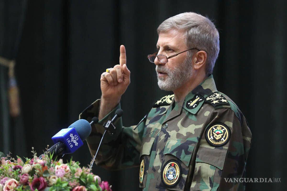 $!El jefe del Ejército, el mayor general Amir Hatami, habla ante estudiantes de una academia militar, en Teherán, Irán.