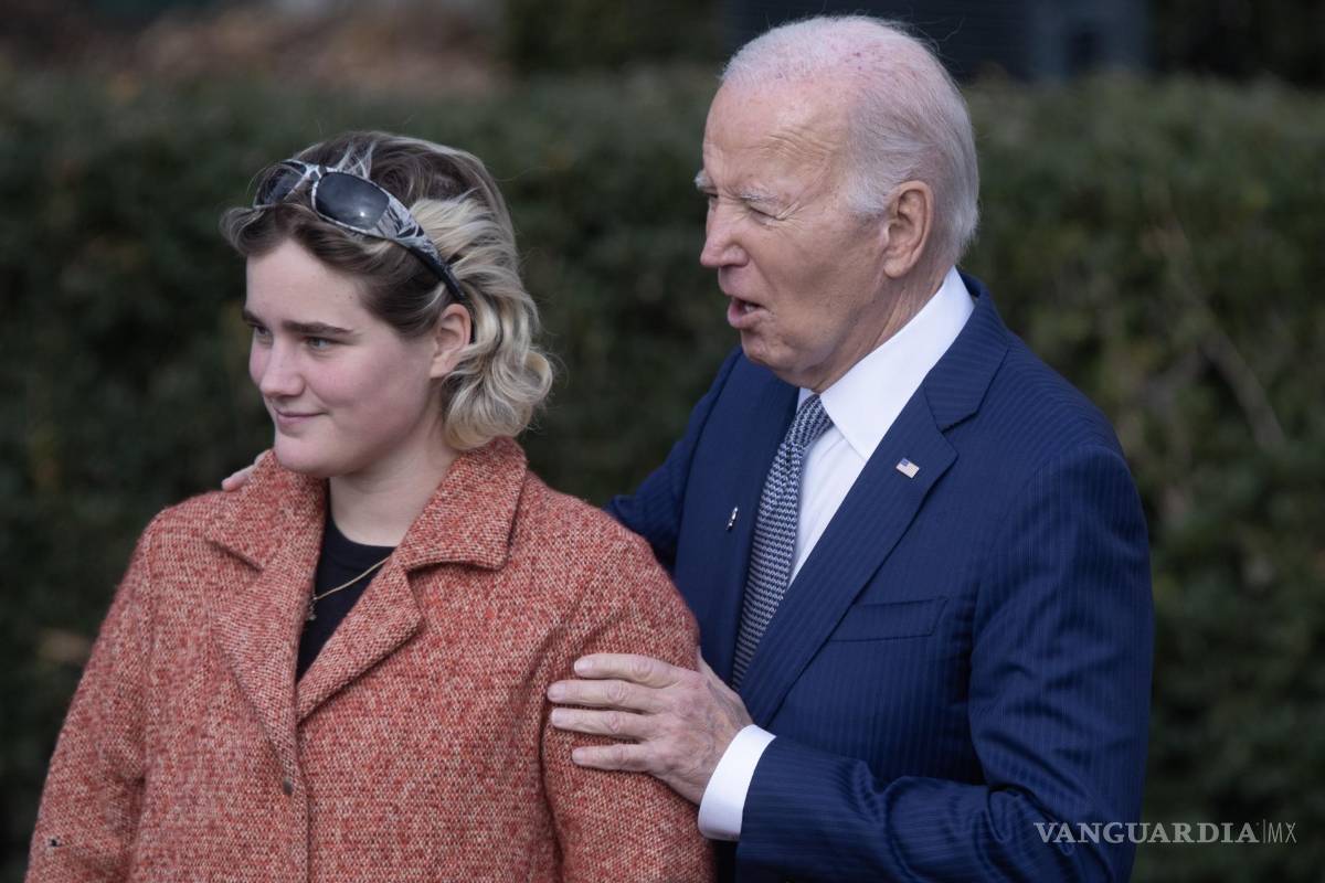 $!El presidente Biden fue acompañado en la ceremonia por su nieta Maisy.