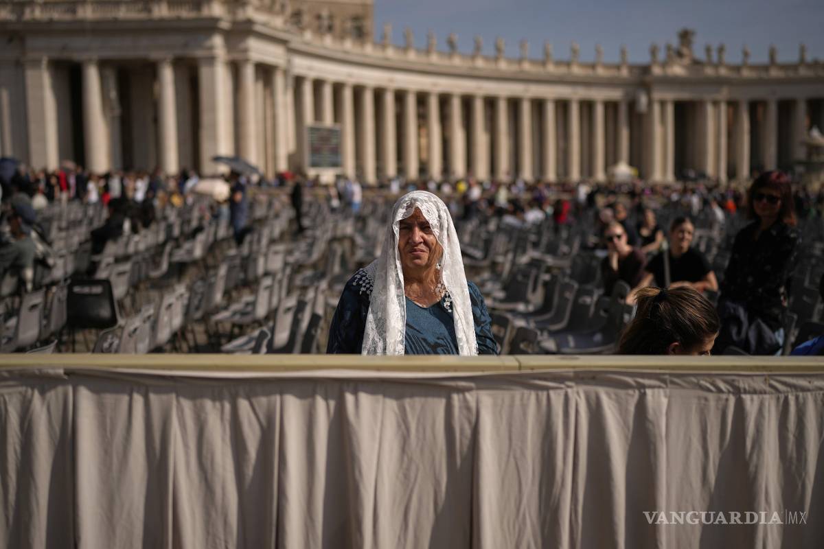 $!Una mujer sienta en la Plaza de San Pedro mientras la gente espera para presentar sus respetos al difunto Papa Francisco.