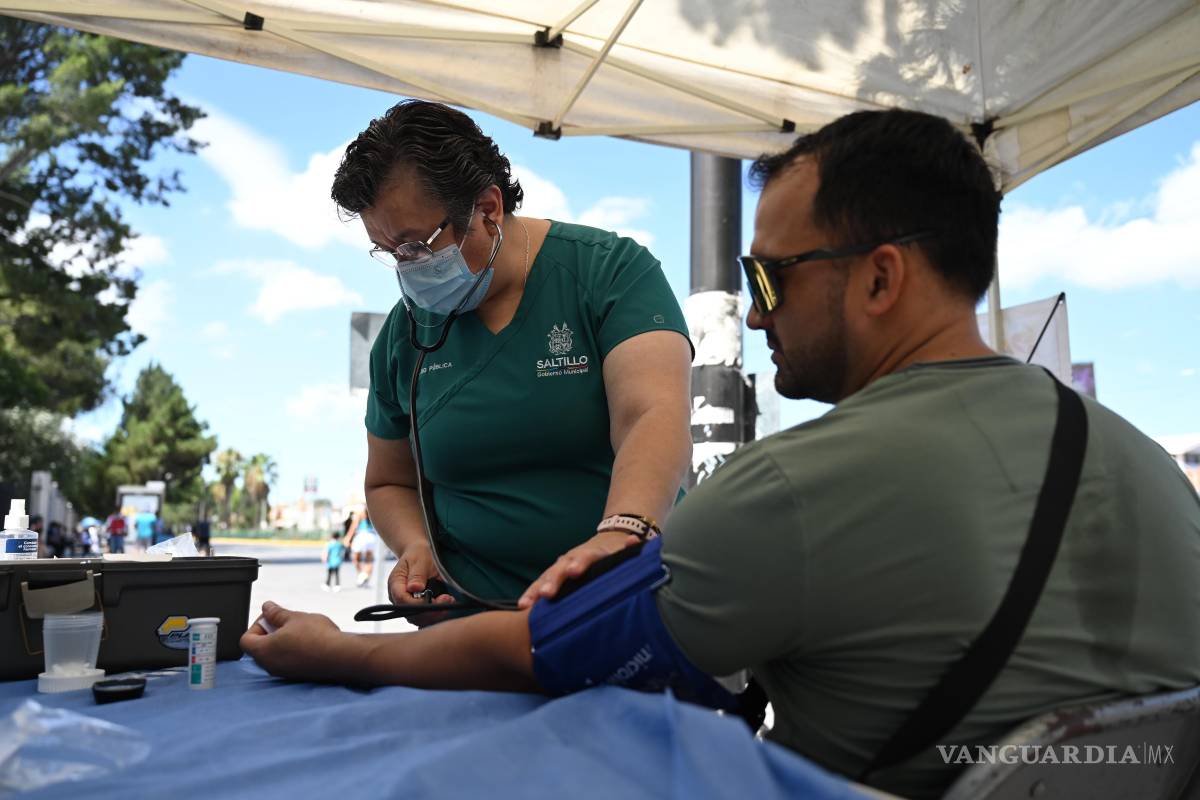 $!Personal médico del Municipio ofreció pruebas gratuitas de diabetes e hipertensión durante la jornada matutina.