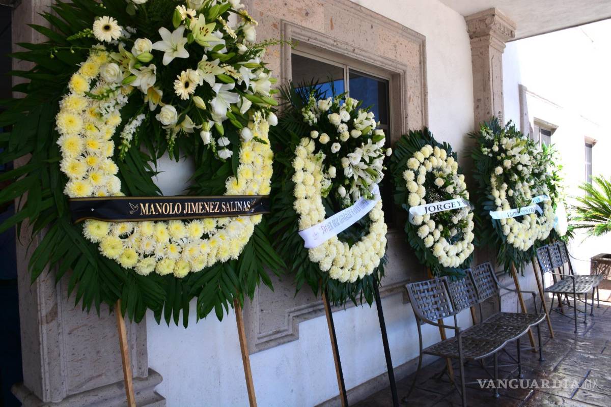 $!Coronas y arreglos florales de funcionarios y amigos, fueron colocados en las Capillas Renacimiento durante la despedida del empresario saltillense.