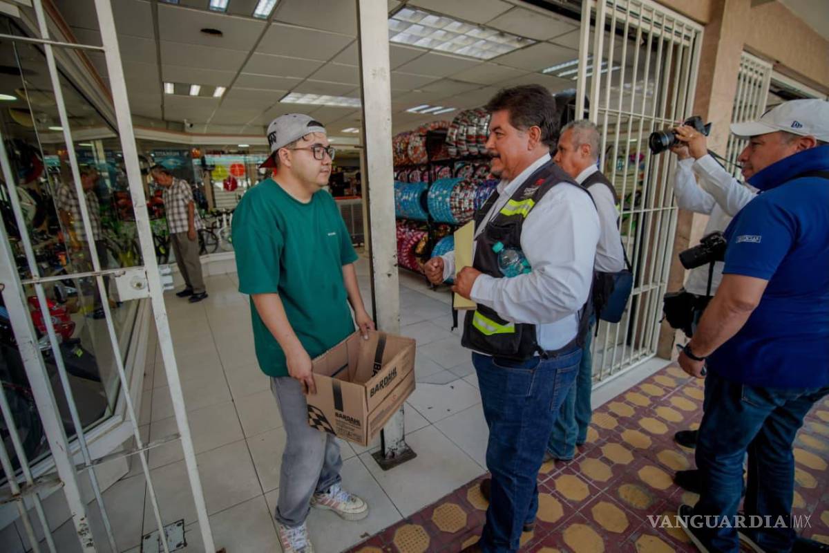 $!Personal de Inspección y Verificación mantiene recorridos en establecimientos y predios del Centro Histórico como parte del Operativo de Orden y Limpieza.