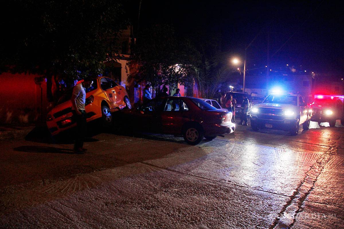 $!Choca contra taxi y deja a una mujer lesionada