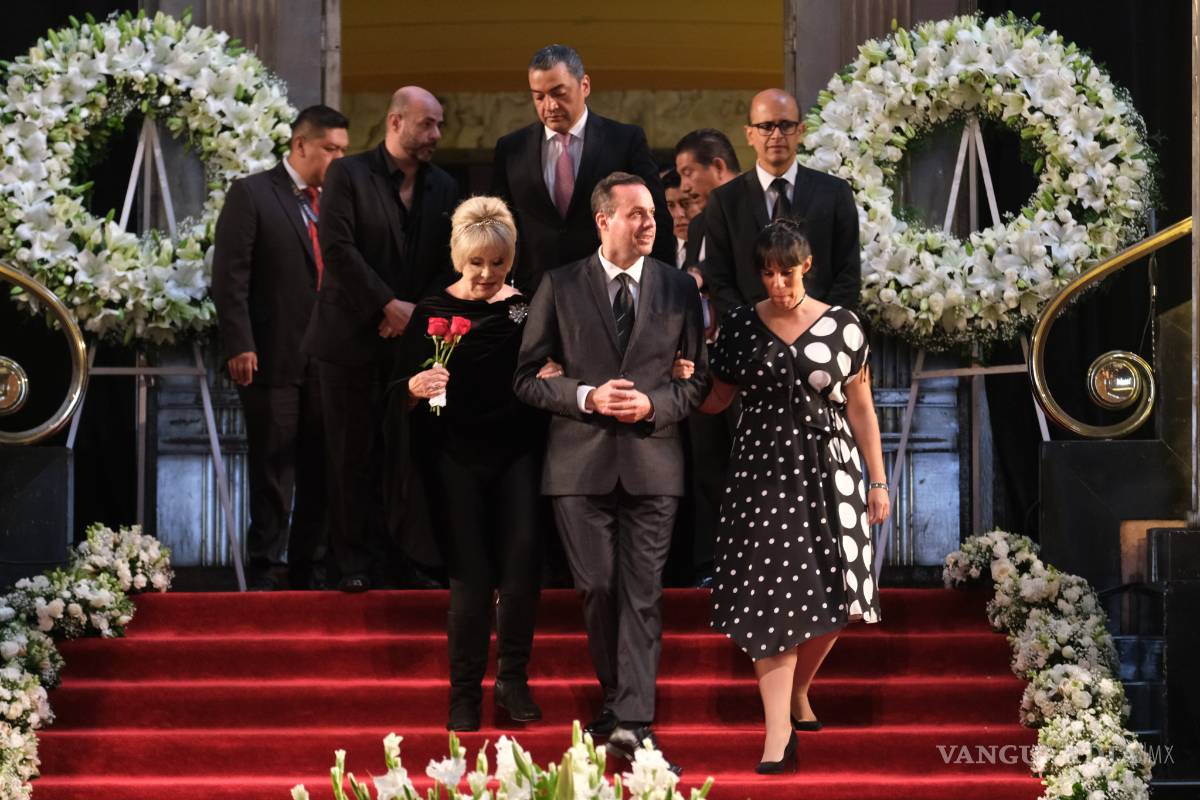 $!FOTOGALERÍA: Palacio de Bellas Artes rinde tributo al príncipe de la canción José José