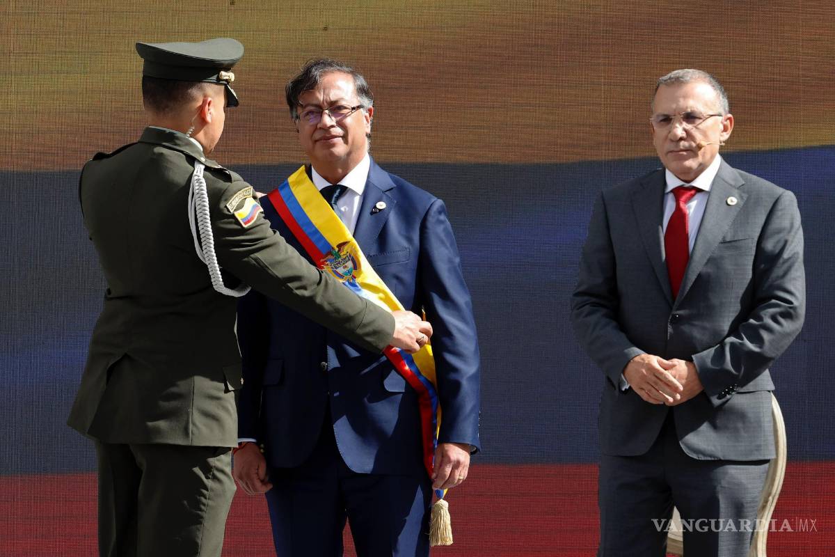 $!El presidente de Colombia, Gustavo Petro (i), recibe la banda presidencial junto al presidente del Senado, Roy Barreras (d), durante la ceremonia de investidura.